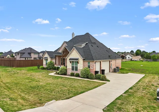 Photo 3 of Single family home for sale at 321 Rolling Meadows Dr, Waxahachie, TX 75165 | MLS# 21242941 | Listing updated on 2026-09-09