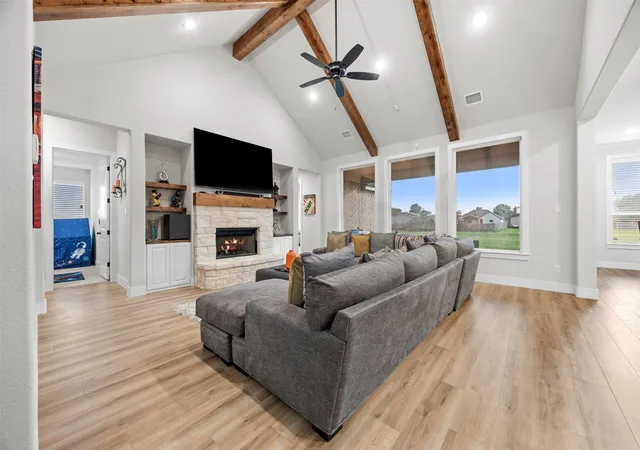 Photo 4 of Single family home for sale at 321 Rolling Meadows Dr, Waxahachie, TX 75165 | MLS# 21242941 | Listing updated on 2026-09-09