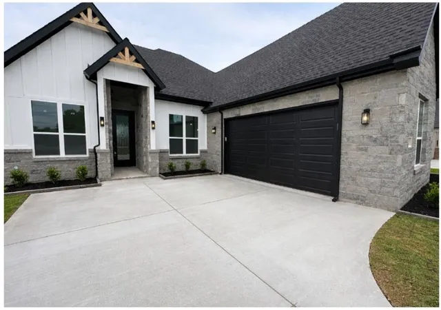 Photo 2 of Single family home for sale at 808 N Avenue E, Springtown, TX 76082 | MLS# 21245398 | Listing updated on 2026-09-01