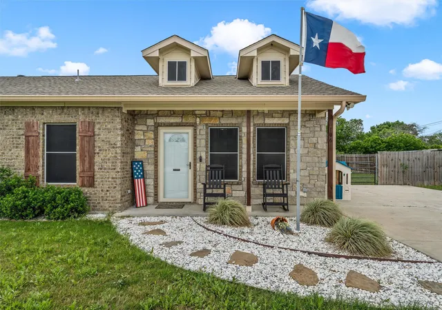Photo 2 of Single family home for sale at 106 Moore St, Itasca, TX 76055 | MLS# 21244751 | Listing updated on 2026-09-12