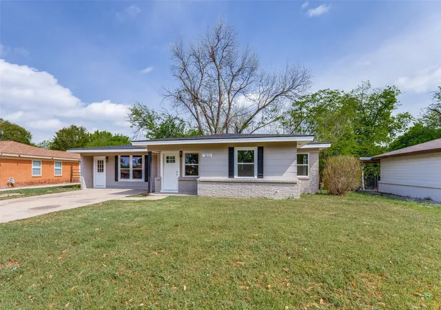 Photo 2 of Single family home for sale at 7800 Gaston Ave, Fort Worth, TX 76116 | MLS# 21245721 | Listing updated on 2026-07-30
