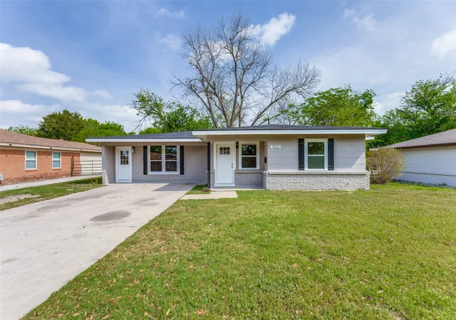 Photo 3 of Single family home for sale at 7800 Gaston Ave, Fort Worth, TX 76116 | MLS# 21245721 | Listing updated on 2026-07-30