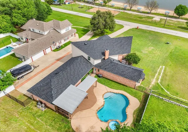 Photo 4 of Single family home for sale at 203 W Lake Dr, Weatherford, TX 76087 | MLS# 21244640 | Listing updated on 2026-09-13