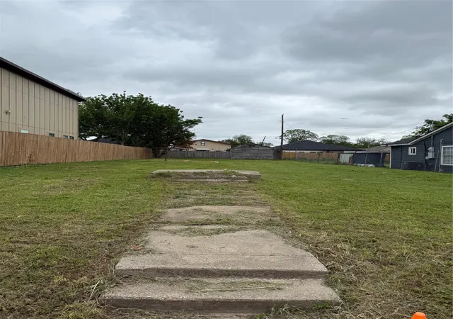Photo 1 of Land for sale at 1423 Hendricks Ave, Dallas, TX 75216 | MLS# 21246795 | Listing updated on 2026-09-12
