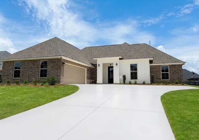 Photo 1 of Sale Pending at 267 Woodcrest Dr, Stonewall, LA 71078 | MLS# 21247325 | Listing updated on 2026-09-14