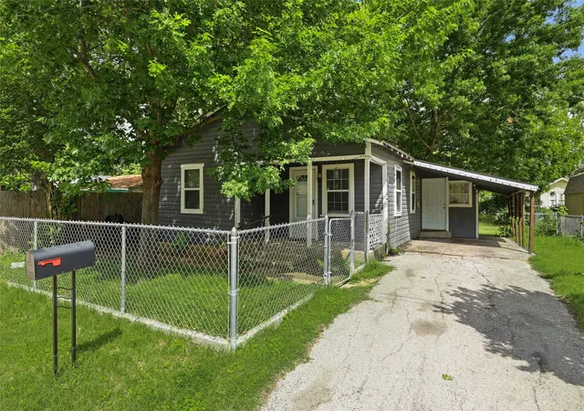 Photo 1 of Single family home for sale at 305 Claude Ave, Cleburne, TX 76031 | MLS# 21244169 | Listing updated on 2026-09-09