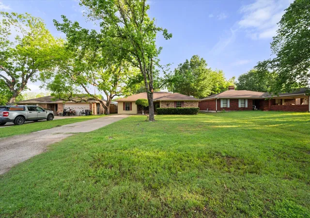 Photo 1 of Single family home for sale at 200 W Garrity St, Corsicana, TX 75110 | MLS# 21247034 | Listing updated on 2026-07-31