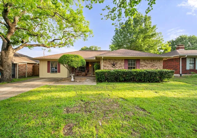 Photo 2 of Single family home for sale at 200 W Garrity St, Corsicana, TX 75110 | MLS# 21247034 | Listing updated on 2026-07-31