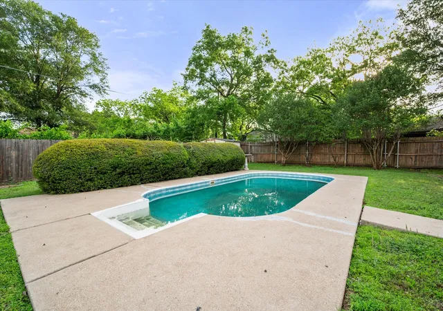 Photo 2 of Single family home for sale at 200 W Garrity St, Corsicana, TX 75110 | MLS# 21247034 | Listing updated on 2026-07-31