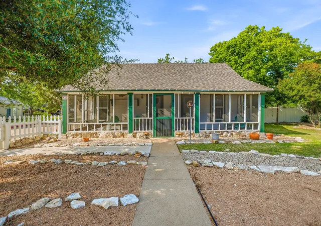 Photo 1 of Single family home for sale at 401 E Bridge St, Granbury, TX 76048 | MLS# 21247796 | Listing updated on 2026-09-11