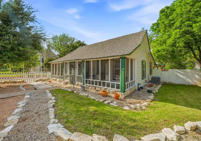 Photo 2 of Single family home for sale at 401 E Bridge St, Granbury, TX 76048 | MLS# 21247796 | Listing updated on 2026-09-11