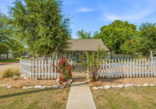 Photo 3 of Single family home for sale at 401 E Bridge St, Granbury, TX 76048 | MLS# 21247796 | Listing updated on 2026-09-11