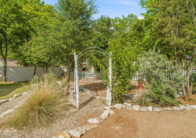 Photo 4 of Single family home for sale at 401 E Bridge St, Granbury, TX 76048 | MLS# 21247796 | Listing updated on 2026-10-07