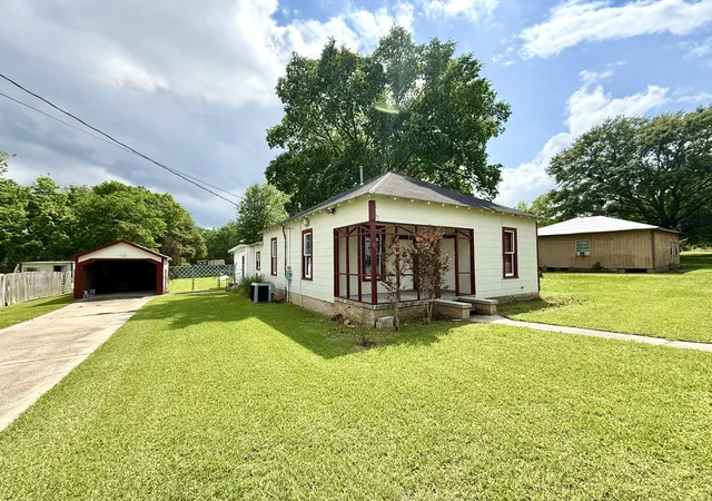 Photo 1 of Single family home for sale at 205 Lake St, Mooringsport, LA 71060 | MLS# 21247873 | Listing updated on 2026-10-05