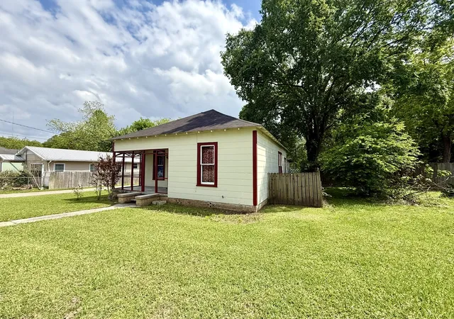 Photo 3 of Single family home for sale at 205 Lake St, Mooringsport, LA 71060 | MLS# 21247873 | Listing updated on 2026-10-05