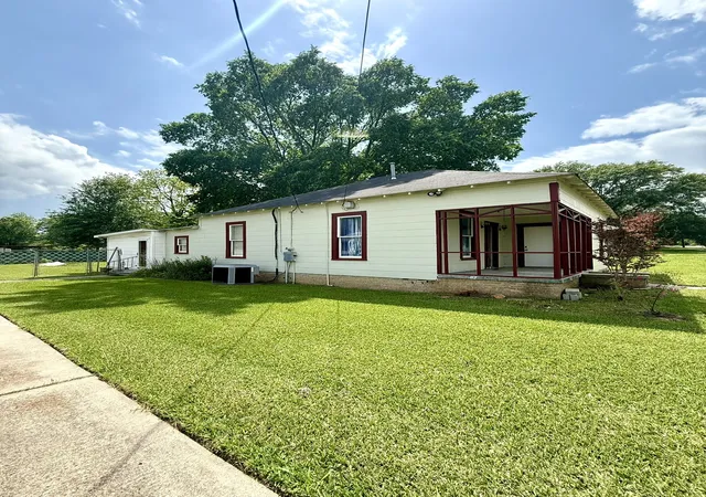 Photo 3 of Single family home for sale at 205 Lake St, Mooringsport, LA 71060 | MLS# 21247873 | Listing updated on 2026-10-05