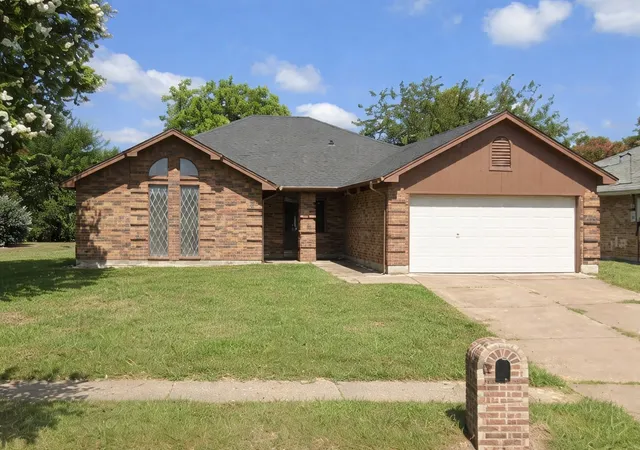 Photo 1 of Single family home for sale at 6206 Aires Dr, Arlington, TX 76001 | MLS# 21243251 | Listing updated on 2026-09-08