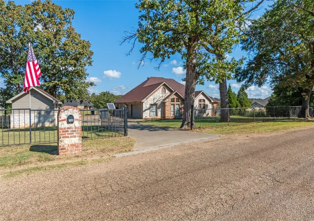Photo 2 of Single family home for sale at 180 Surls Dr, Mabank, TX 75156 | MLS# 21245140 | Listing updated on 2026-10-01