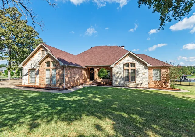 Photo 3 of Single family home for sale at 180 Surls Dr, Mabank, TX 75156 | MLS# 21245140 | Listing updated on 2026-10-01
