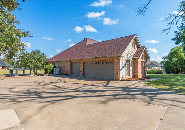 Photo 4 of Single family home for sale at 180 Surls Dr, Mabank, TX 75156 | MLS# 21245140 | Listing updated on 2026-10-01