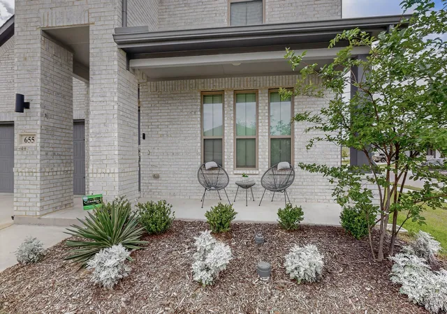 Photo 3 of Single family home for sale at 655 Southern Hills Dr, Red Oak, TX 75154 | MLS# 21244210 | Listing updated on 2026-08-01