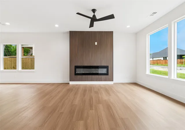 Photo 4 of Single family home for sale at 111 Lakeshore Ln, Glenn Heights, TX 75154 | MLS# 21238144 | Listing updated on 2026-09-27