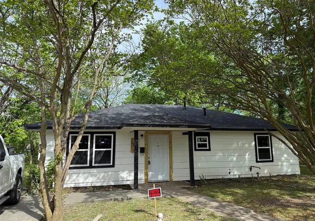 Photo 1 of Single family home for sale at 1114 Blackburn St, Commerce, TX 75428 | MLS# 21238949 | Listing updated on 2026-09-10