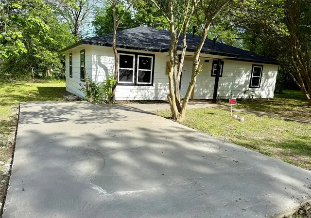 Photo 2 of Single family home for sale at 1114 Blackburn St, Commerce, TX 75428 | MLS# 21238949 | Listing updated on 2026-09-10