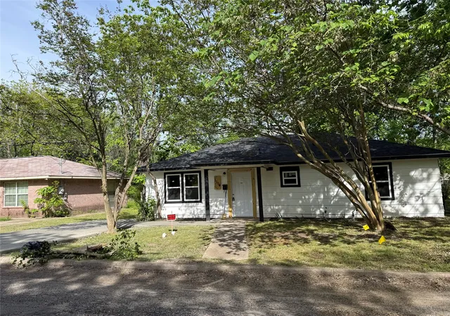 Photo 3 of Single family home for sale at 1114 Blackburn St, Commerce, TX 75428 | MLS# 21238949 | Listing updated on 2026-09-10