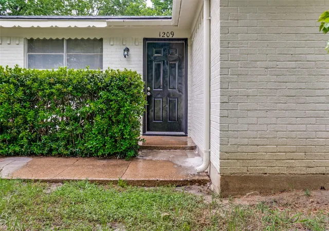 Photo 2 of Single family home for sale at 1209 Edgemont Dr, Mesquite, TX 75149 | MLS# 21249074 | Listing updated on 2026-09-11