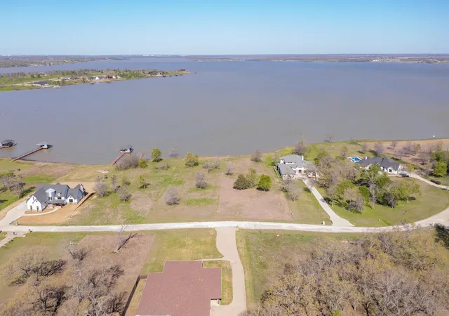 Photo 3 of Sale Pending at 19 Waterside Dr, Corsicana, TX 75109 | MLS# 21247293 | Listing updated on 2026-10-01