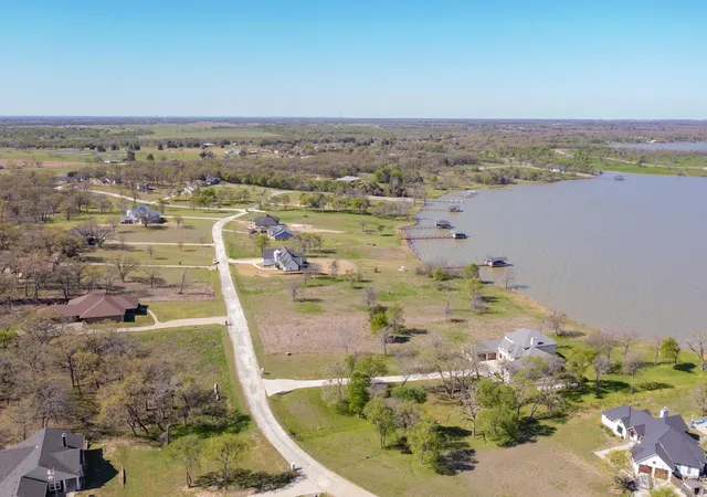 Photo 4 of Sale Pending at 19 Waterside Dr, Corsicana, TX 75109 | MLS# 21247293 | Listing updated on 2026-10-01