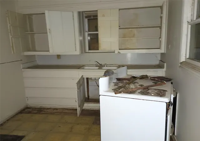 Photo 4 of Single family home for sale at 2009 Hemphill St, Fort Worth, TX 76110 | MLS# 21247134 | Listing updated on 2026-09-15