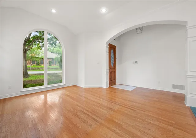 Photo 4 of Sale Pending at 5200 Independence Ave, Arlington, TX 76017 | MLS# 21231138 | Listing updated on 2026-09-14