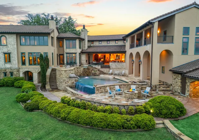 Photo 1 of Single family home for sale at 8 Meadowlake Dr, Rockwall, TX 75032 | MLS# 21249503 | Listing updated on 2026-09-15