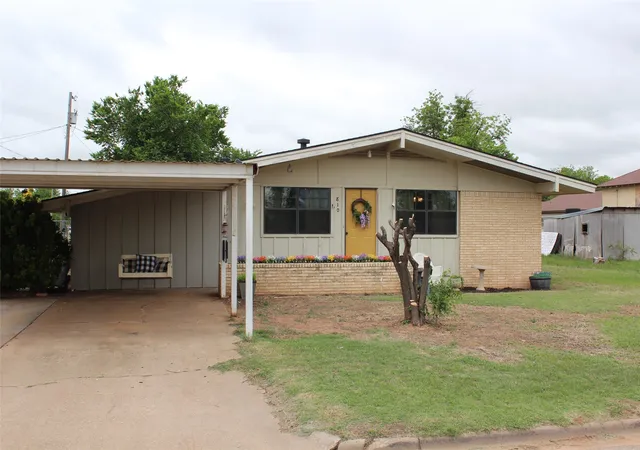 Photo 1 of Single family home for sale at 810 W Eden St, Munday, TX 76371 | MLS# 21249108 | Listing updated on 2026-09-16