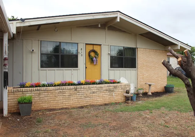 Photo 2 of Single family home for sale at 810 W Eden St, Munday, TX 76371 | MLS# 21249108 | Listing updated on 2026-09-16