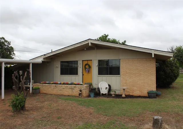 Photo 3 of Single family home for sale at 810 W Eden St, Munday, TX 76371 | MLS# 21249108 | Listing updated on 2026-09-16