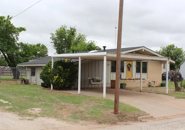 Photo 3 of Single family home for sale at 810 W Eden St, Munday, TX 76371 | MLS# 21249108 | Listing updated on 2026-09-16