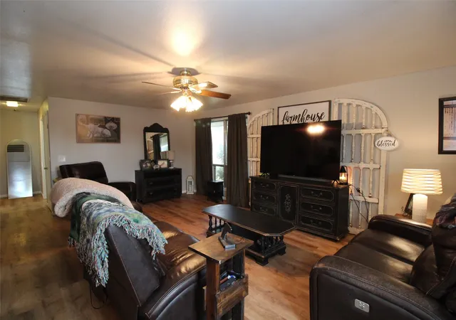Photo 4 of Single family home for sale at 810 W Eden St, Munday, TX 76371 | MLS# 21249108 | Listing updated on 2026-09-16