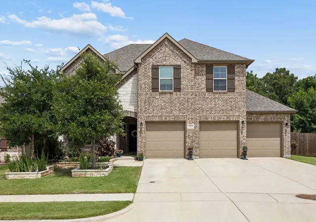 Photo 1 of Sale Pending at 220 Virginia Ln, Lake Dallas, TX 75065 | MLS# 21201001 | Listing updated on 2026-09-18