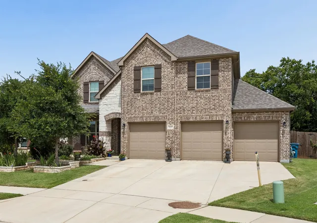Photo 2 of Sale Pending at 220 Virginia Ln, Lake Dallas, TX 75065 | MLS# 21201001 | Listing updated on 2026-09-18