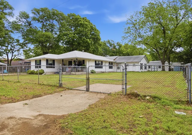 Photo 3 of Single family home for sale at 157 Ocean Dr, Gun Barrel City, TX 75156 | MLS# 21245332 | Listing updated on 2026-09-21