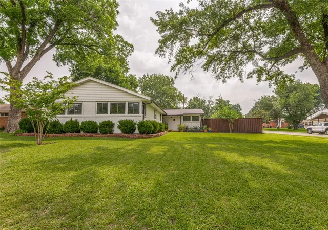 Photo 2 of Sale Pending at 3581 Woodleigh Dr, Dallas, TX 75229 | MLS# 21245971 | Listing updated on 2026-09-11