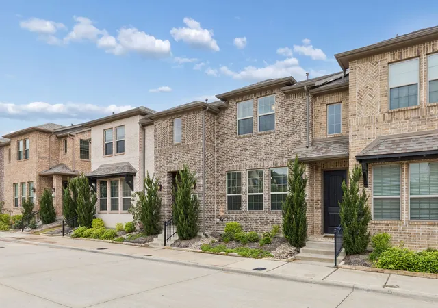 Photo 2 of Townhouse for sale at 911 Ponds Edge Ln, Euless, TX 76040 | MLS# 21236843 | Listing updated on 2026-09-09