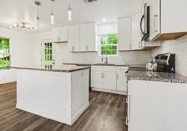 Photo 4 of Single family home for sale at 2610 Hillcrest Ave, Greenville, TX 75402 | MLS# 21246575 | Listing updated on 2026-09-10