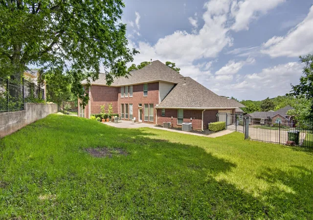 Photo 2 of Single family home for sale at 2416 Park Run Dr, Arlington, TX 76016 | MLS# 21250720 | Listing updated on 2026-09-11