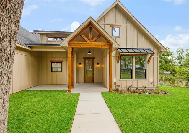 Photo 2 of Sale Pending at 314 W Mistletoe Dr, Kennedale, TX 76060 | MLS# 21251329 | Listing updated on 2026-07-31