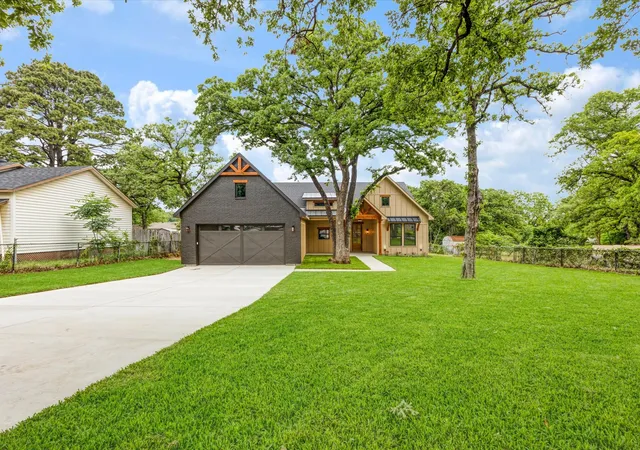 Photo 3 of Sale Pending at 314 W Mistletoe Dr, Kennedale, TX 76060 | MLS# 21251329 | Listing updated on 2026-07-31