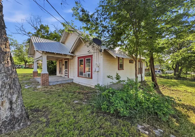 Single family home for sale at 908 S Rice St, Hamilton, TX 76531 | MLS# 21251697